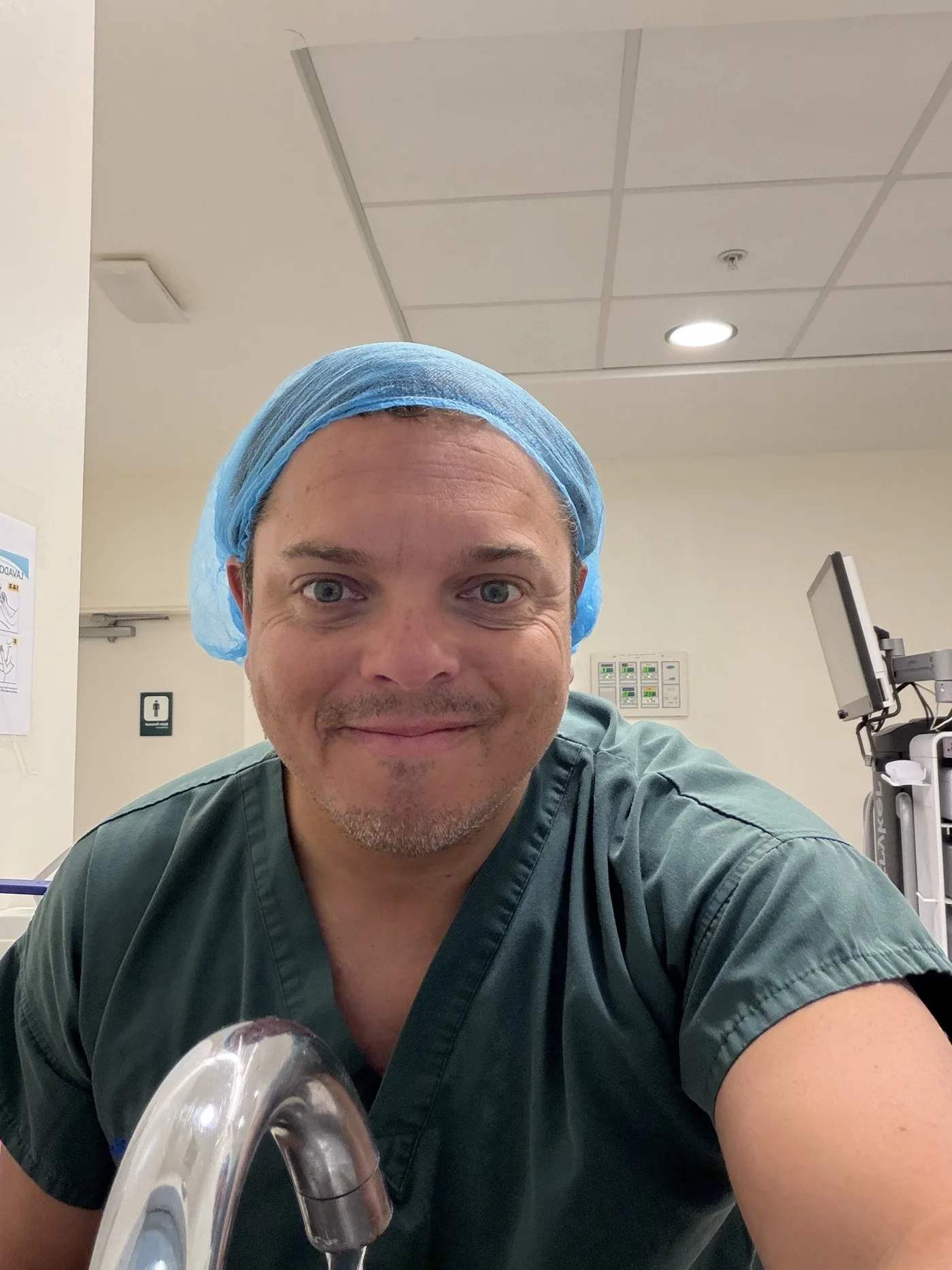 Dr. David Lazo Pérez en pabellón