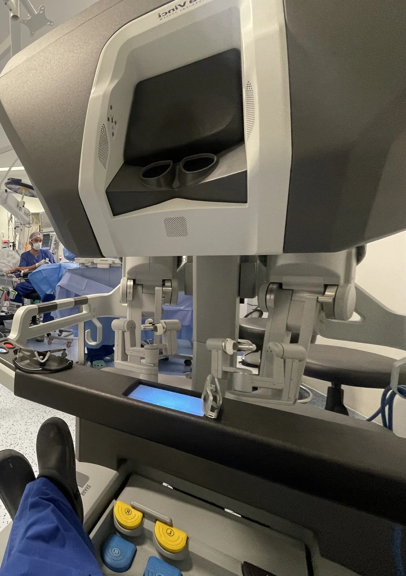 Consola del sistema robótico Da Vinci en pabellón